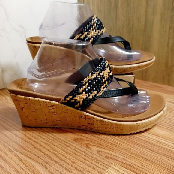 Skechers Luxe Foam Wedge Sandals Womens Sz 11 EU 41 Thong Slip On 38533 - Picture 1 of 16